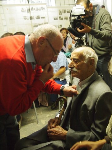 15.09.2013 - mario gelera appunta il distintivo dellassociazione acqui al sopravvissuto toni capra archivio f. brunetta